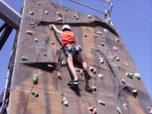 aprendiendo a escalar en el rocodromo de pita